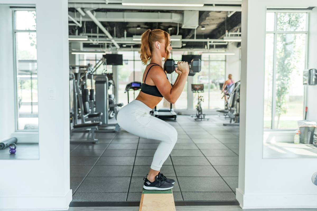 lean workout training using bodyweight exercises like push-ups and squats in a home setting